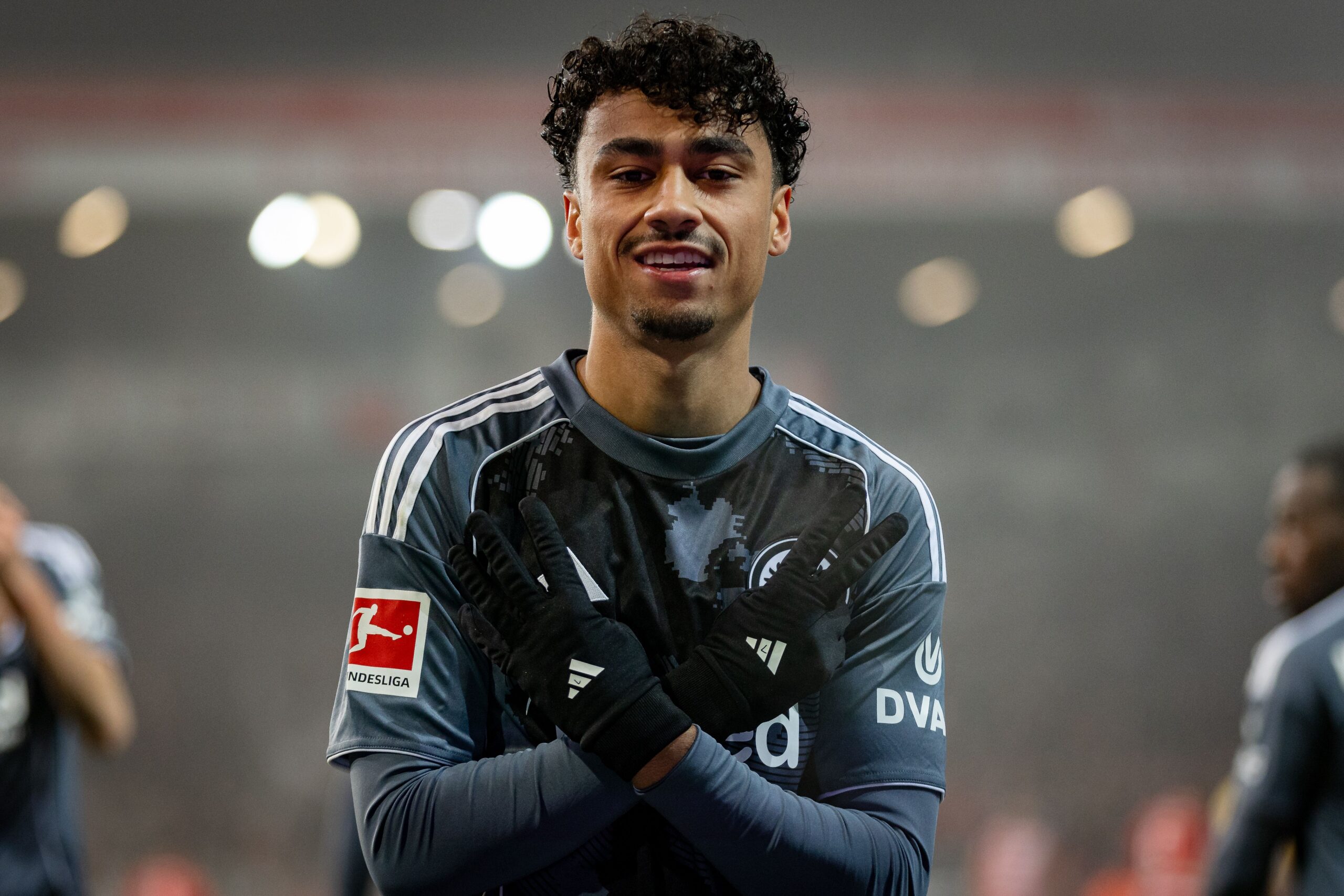 Nathaniel Brown (Eintracht Frankfurt, vielleicht bald FC Bayern) jubelt mit einer Handgeste, bei der er beide über Kreuz hält und verschiedene Finger zeigt.