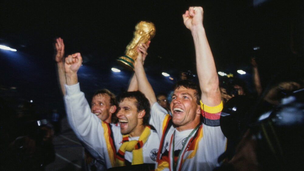 Lothar Matthäus jubelt in Rom mit dem WM-Pokal