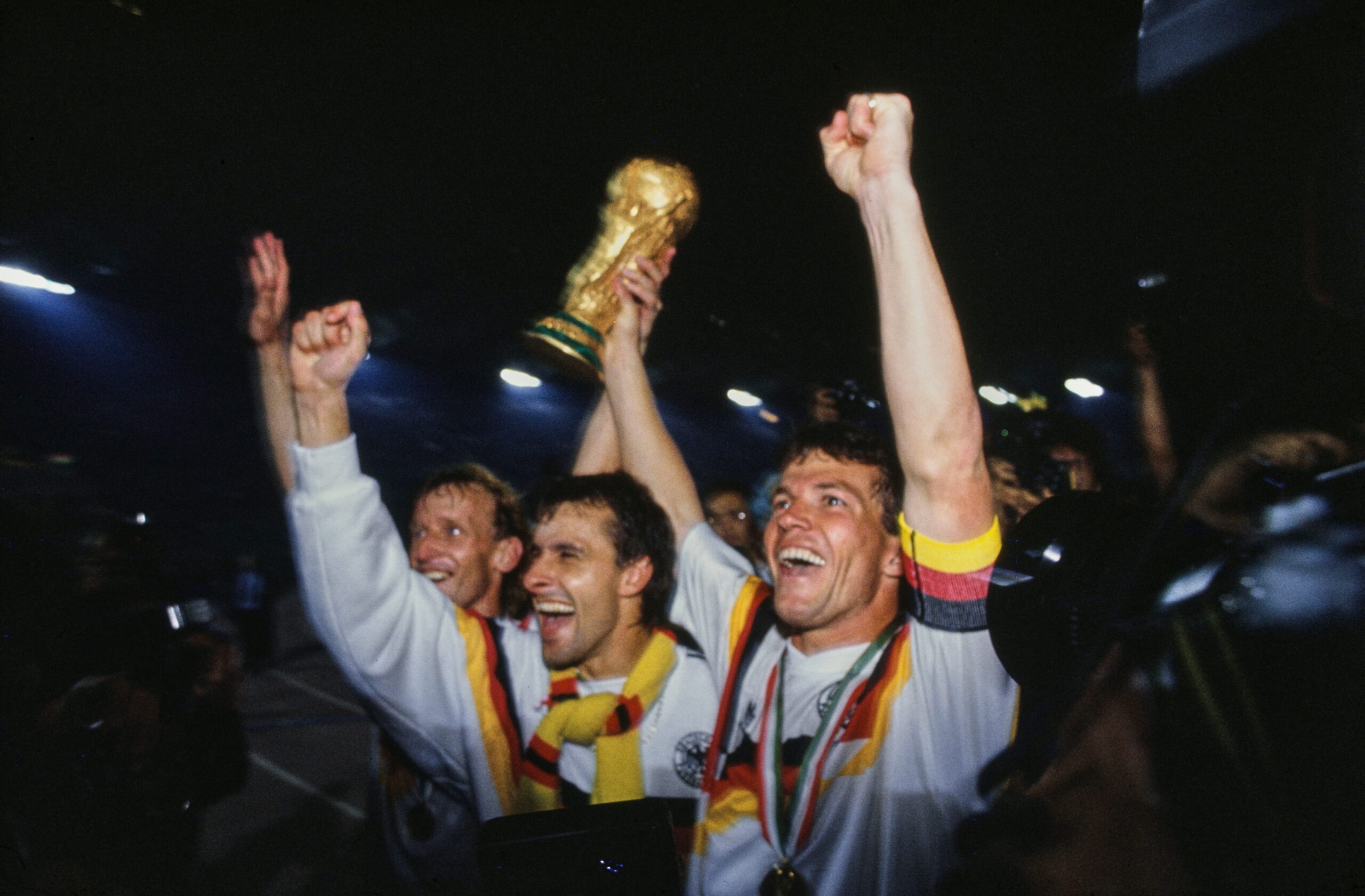 Lothar Matthäus jubelt in Rom mit dem WM-Pokal