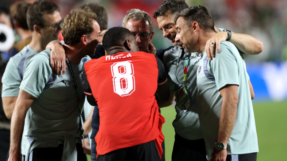 David Alaba im Gespräch mit dem Staff von Österreich bei der WM 2026.