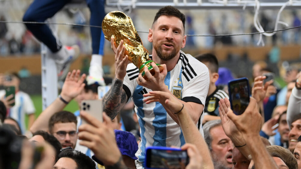 Messi mit Weltpokal