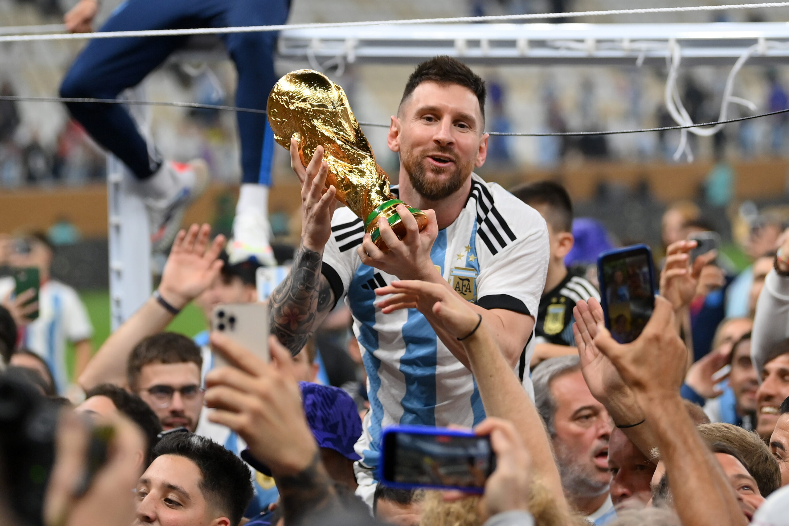 Messi mit Weltpokal