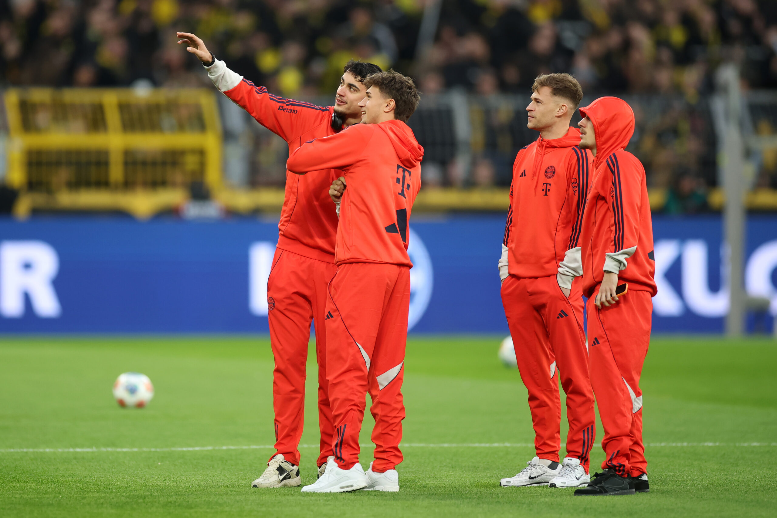 Aleksandar Pavlovic, Tom Bischof, Joshua Kimmich und Lennart Karl (alle FC Bayern)