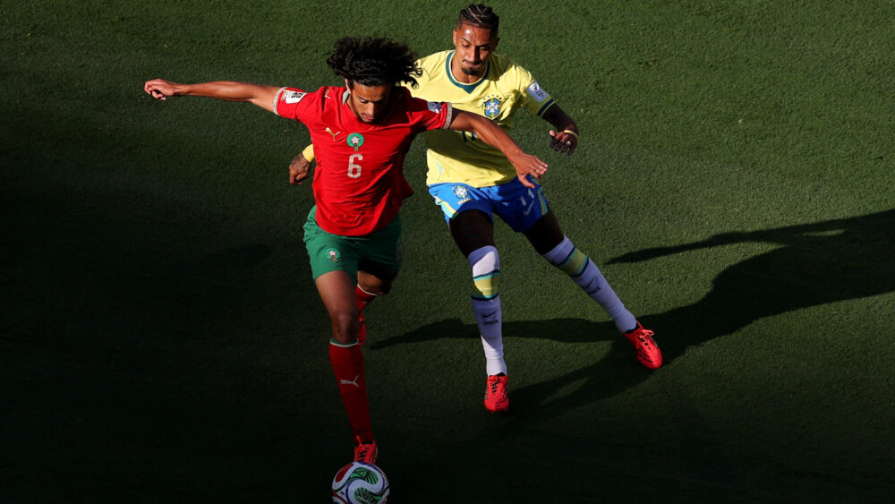 Ayyoub Bouaddi (Marokko) im Duell mit Brasiliens Raphinha bei der WM 2026