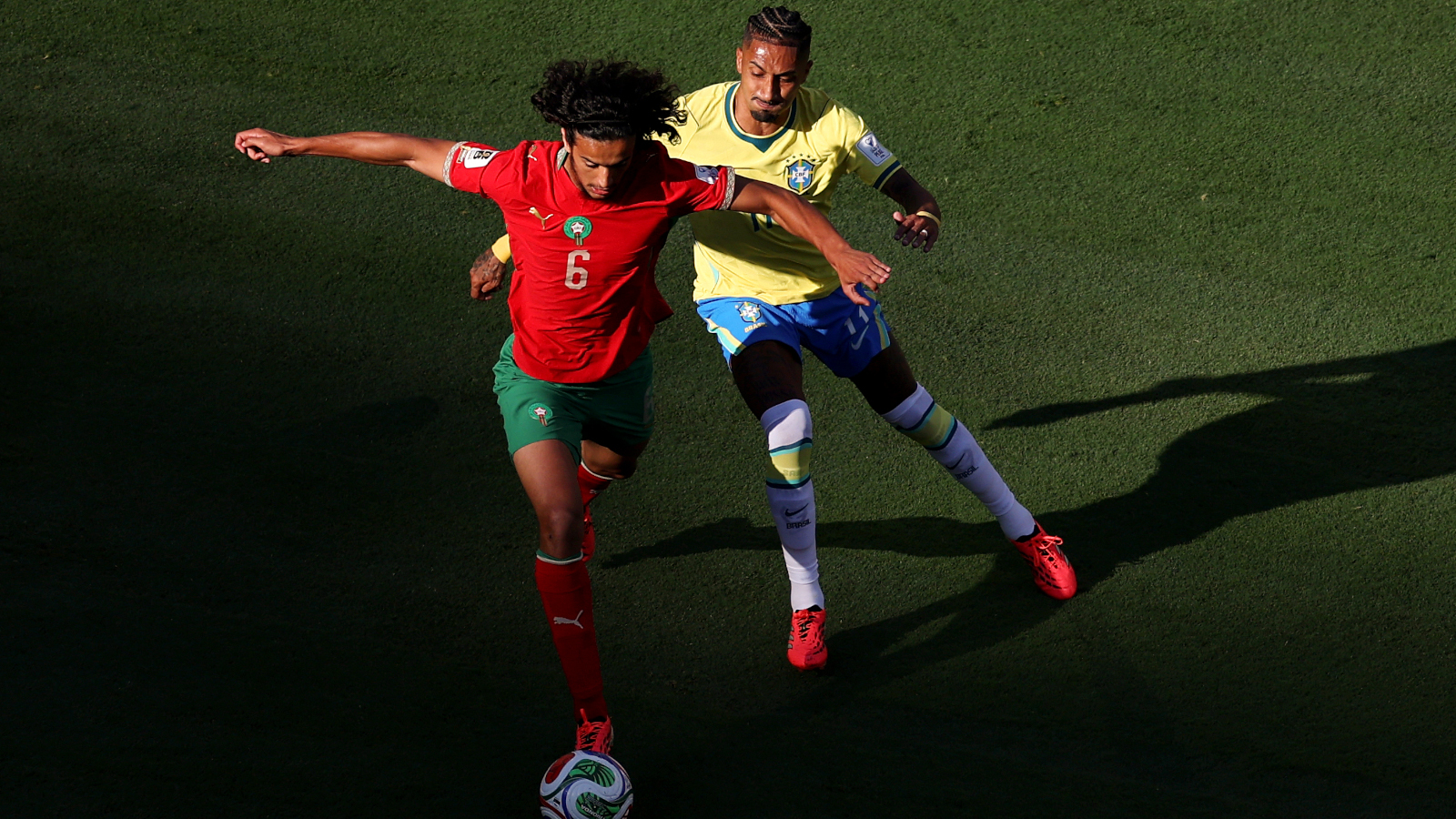 Ayyoub Bouaddi (Marokko) im Duell mit Brasiliens Raphinha bei der WM 2026