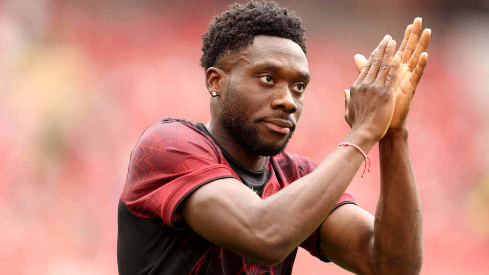 Alphonso Davies (Kanada, FC Bayern) klatscht in die Hände.