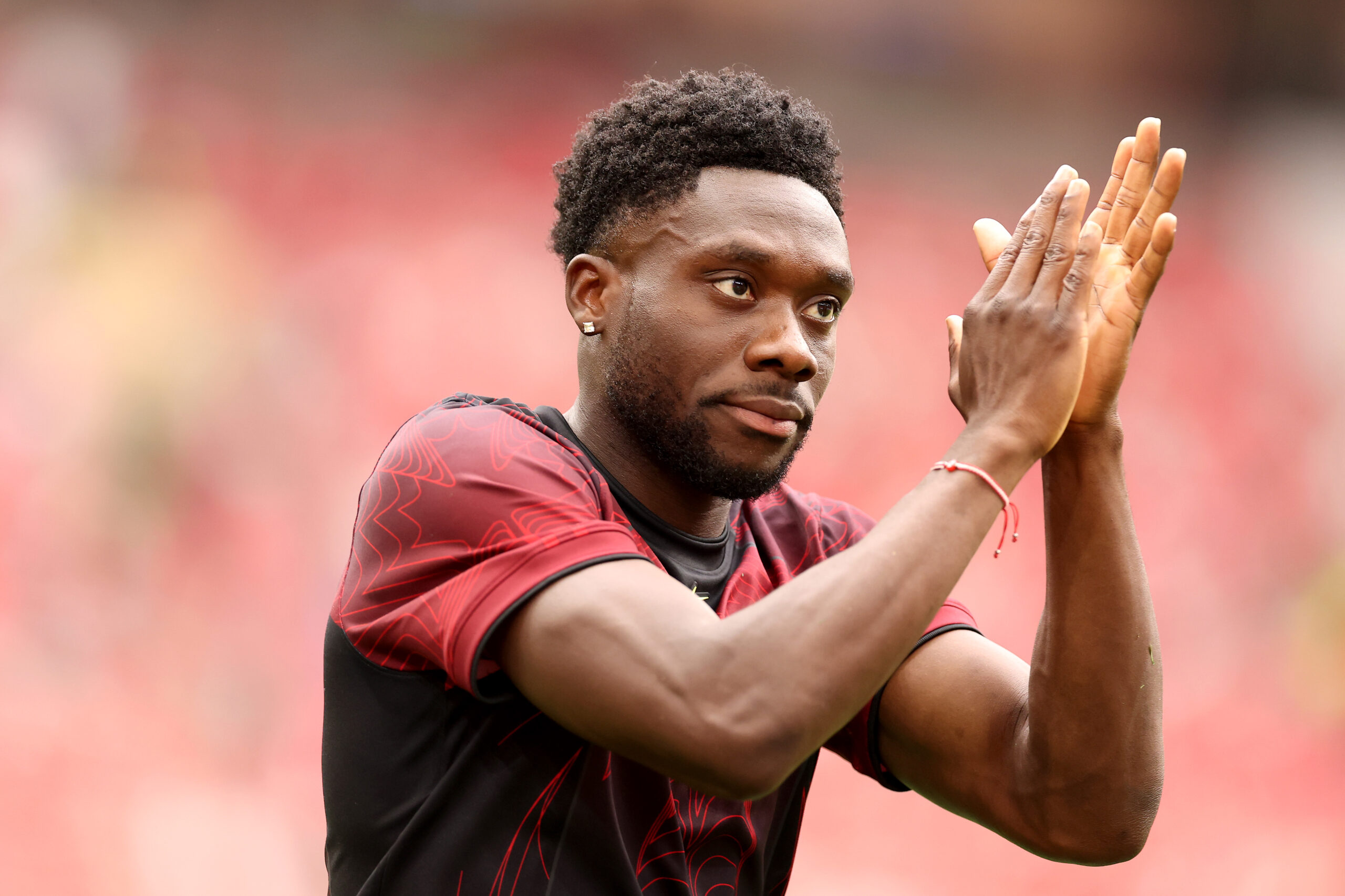 Alphonso Davies (Kanada, FC Bayern) klatscht in die Hände.