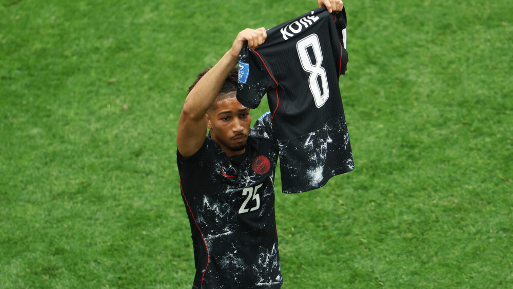 Saliba hält das Trikot von Teamkollege Koné in die Luft. Der hatte sich bei der WM 2026 schwer verletzt und wird Kanada fehlen.