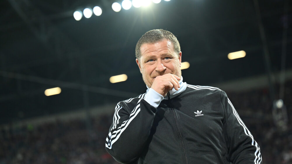 Max Eberl hält sich die Hand vors Gesicht. Er sucht derzeit einen neuen Offensivspieler für den FC Bayern.