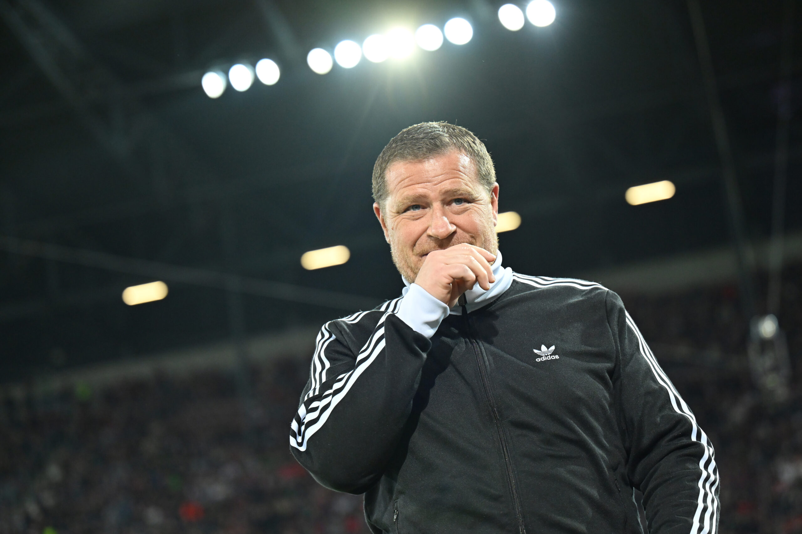 Max Eberl hält sich die Hand vors Gesicht. Er sucht derzeit einen neuen Offensivspieler für den FC Bayern.