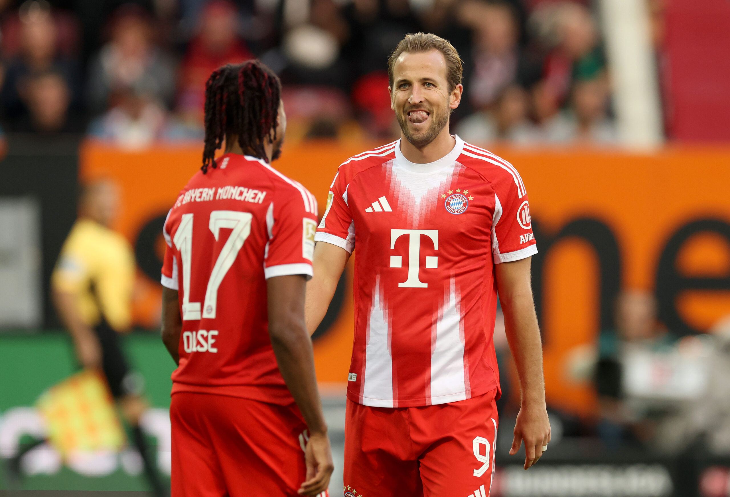 Michael Olise und Harry Kane im Trikot des FC Bayern. Beide können bei der WM 2026 ihre Chancen auf den Ballon d'Or erhöhen.