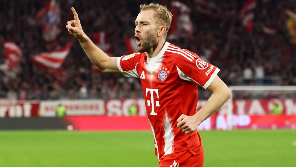 Konrad Laimer (FC Bayern) jubelt und zeigt den Finger in die Luft.