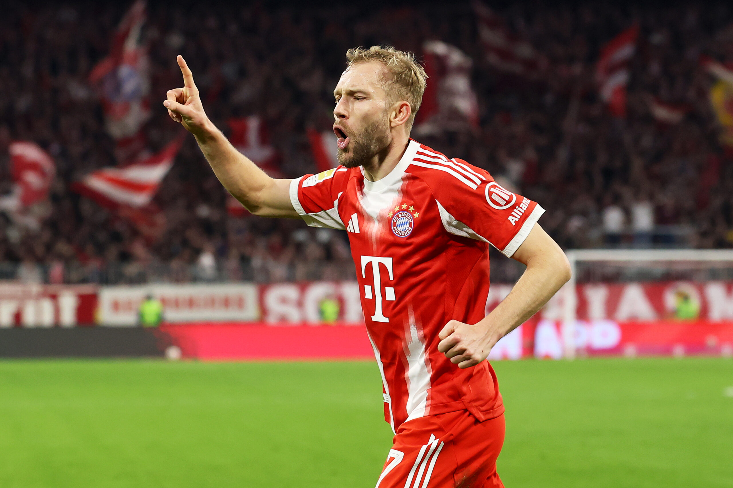 Konrad Laimer (FC Bayern) jubelt und zeigt den Finger in die Luft.