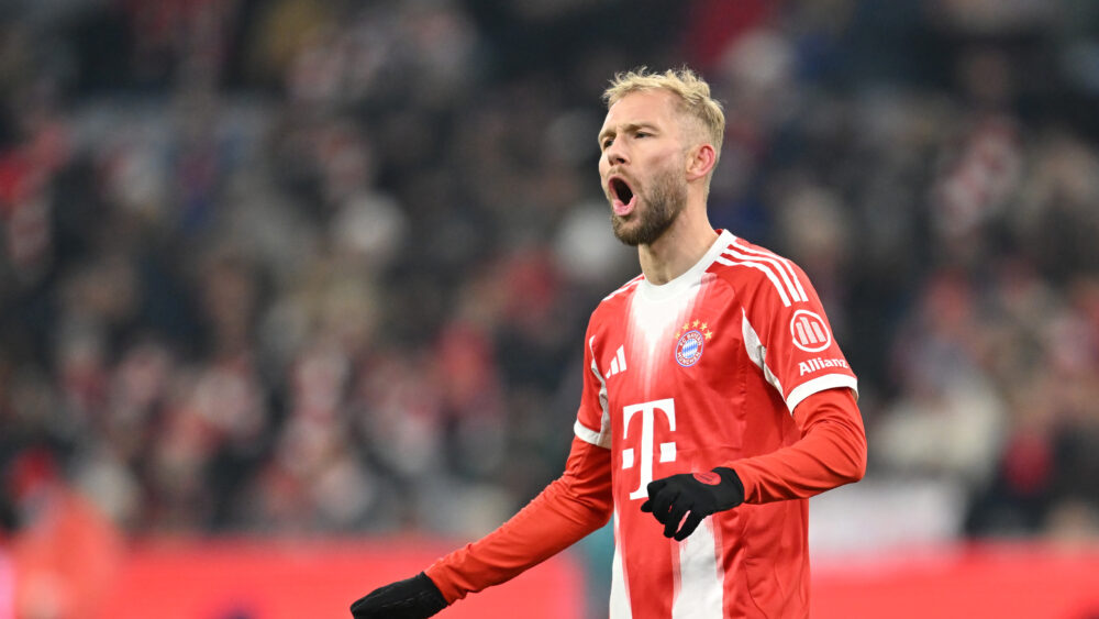 Konrad Laimer im Trikot des FC Bayern. Er reißt den Mund weit auf.