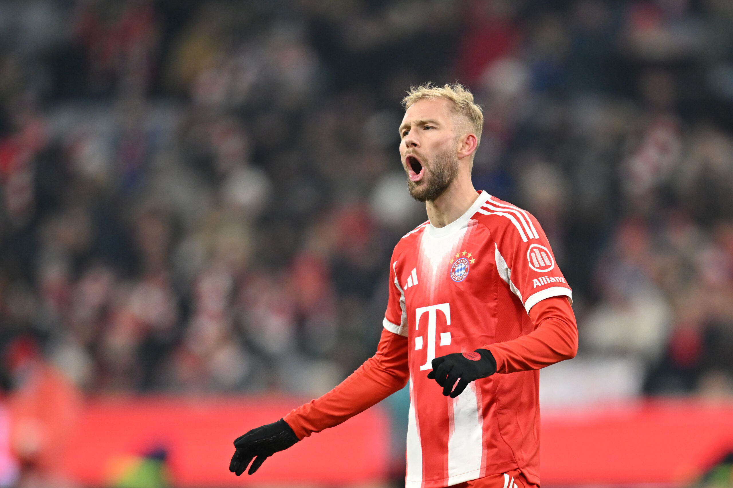 Konrad Laimer im Trikot des FC Bayern. Er reißt den Mund weit auf.