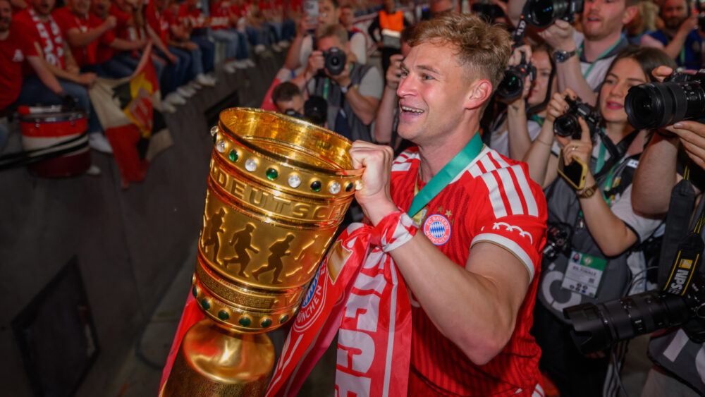 Joshua Kimmich (FC Bayern) mit dem DFB-Pokal in der Hand.