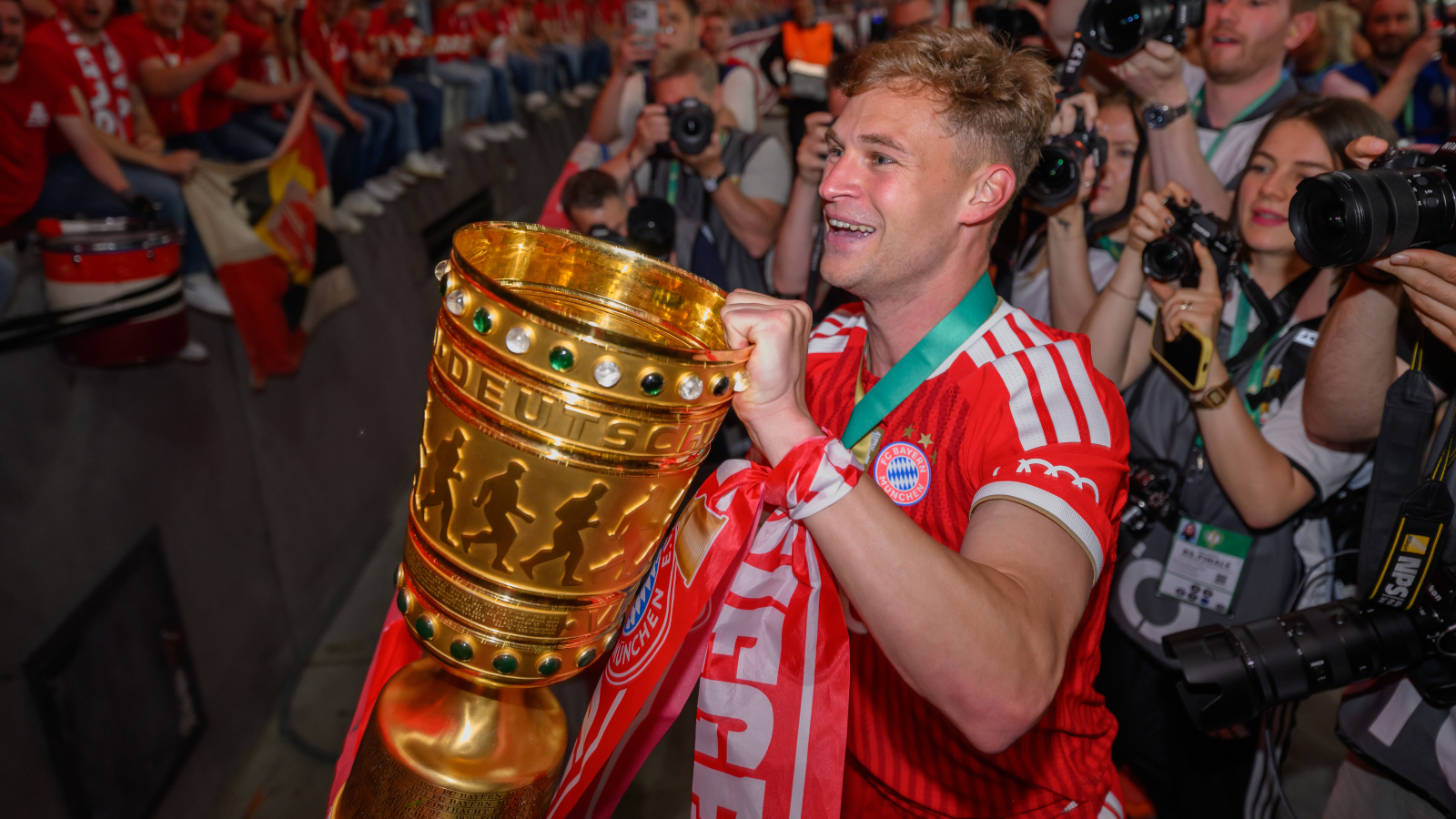 Joshua Kimmich (FC Bayern) mit dem DFB-Pokal in der Hand.