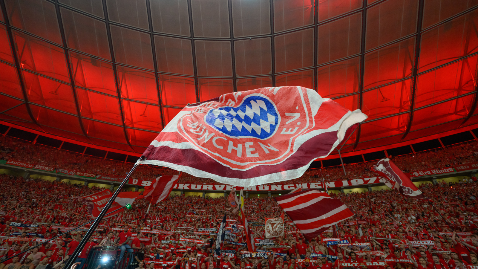Fans des FC Bayern und eine große Fahne