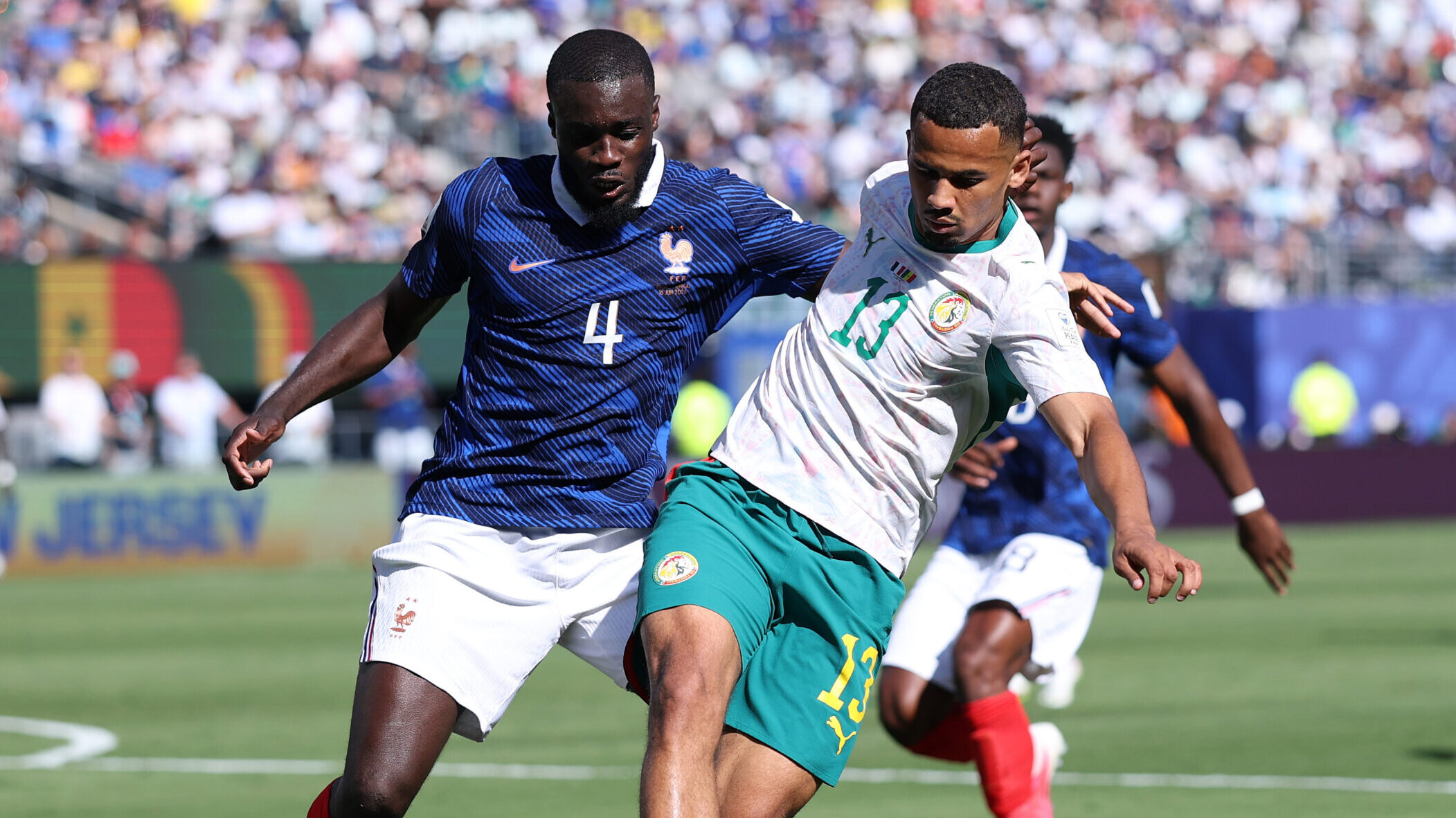 Dayot Upamecano (FC Bayern) im Zweikampf für Frankreich gegen den Senegal.