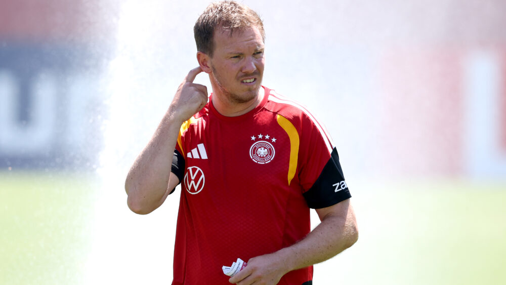 Julian Nagelsmann (DFB-Team) kratzt sich am Kopf. Am Sonntag steigt er in die WM 2026 mit Deutschland ein.