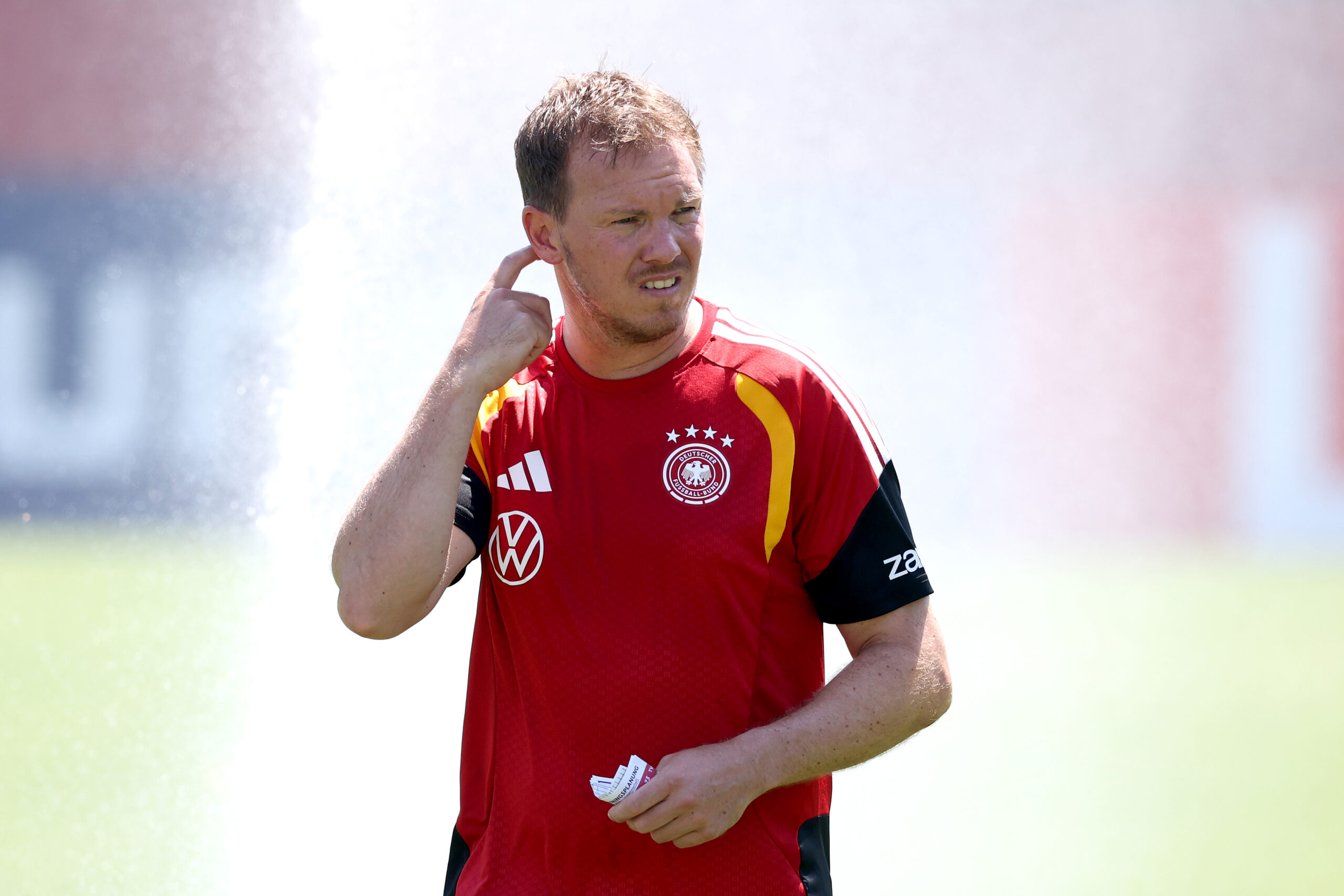 Julian Nagelsmann (DFB-Team) kratzt sich am Kopf. Am Sonntag steigt er in die WM 2026 mit Deutschland ein.