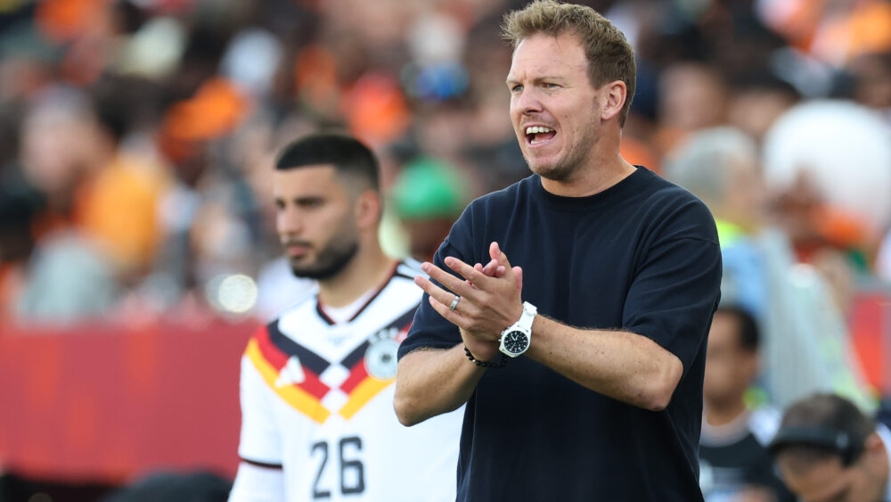 Julian Nagelsmann (DFB-Team) zusammen mit Deniz Undav. Uli Hoeneß (FC Bayern) lobte den Bundestrainer.