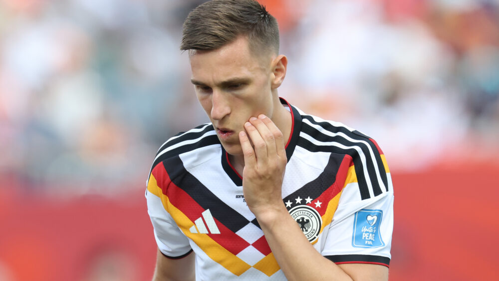 Nico Schlotterbeck fässt sich fragend ins Gesicht. Vermutlich, weil er das Miasanrot-Powerranking zur WM 2026 gelesen hat und das DFB-Team (Deutschland) dort abgestürzt ist.