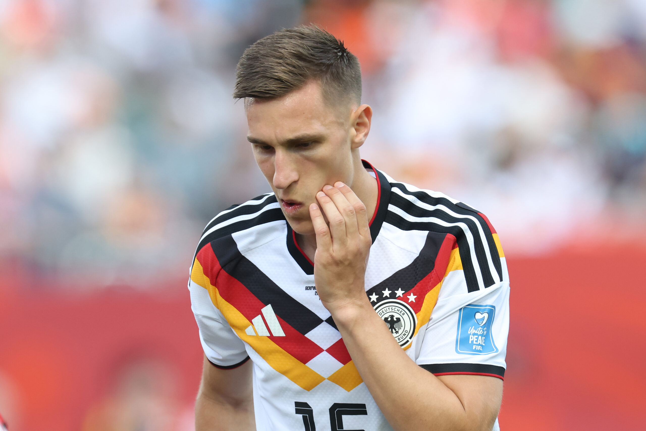 Nico Schlotterbeck fässt sich fragend ins Gesicht. Vermutlich, weil er das Miasanrot-Powerranking zur WM 2026 gelesen hat und das DFB-Team (Deutschland) dort abgestürzt ist.