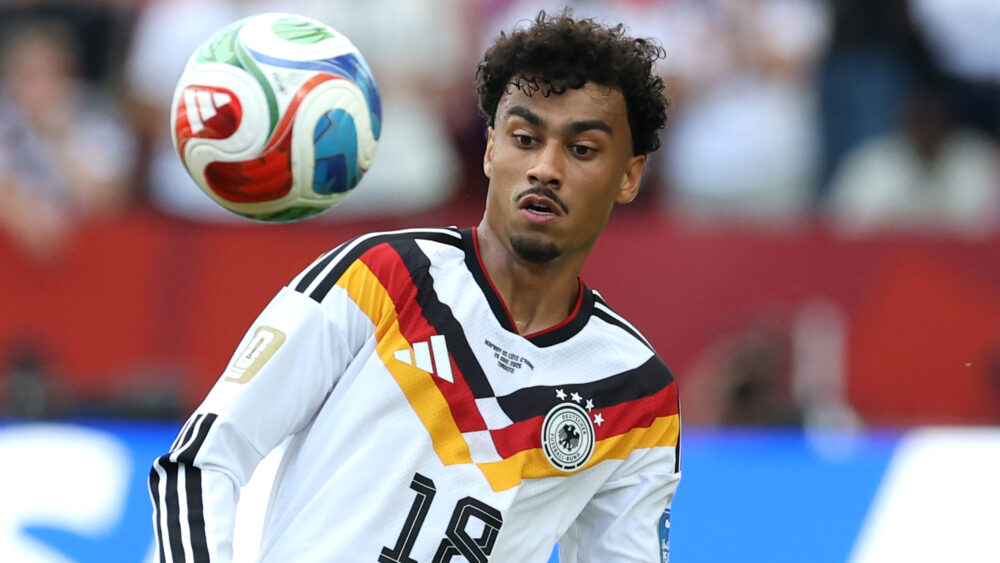 Nathaniel Brown (bald FC Bayern) hier im DFB-Trikot zu sehen.