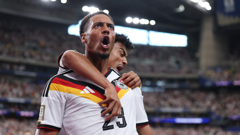 Felix Nmecha und Nathaniel Brown jubeln im Trikot vom DFB-Team bei der WM 2026.