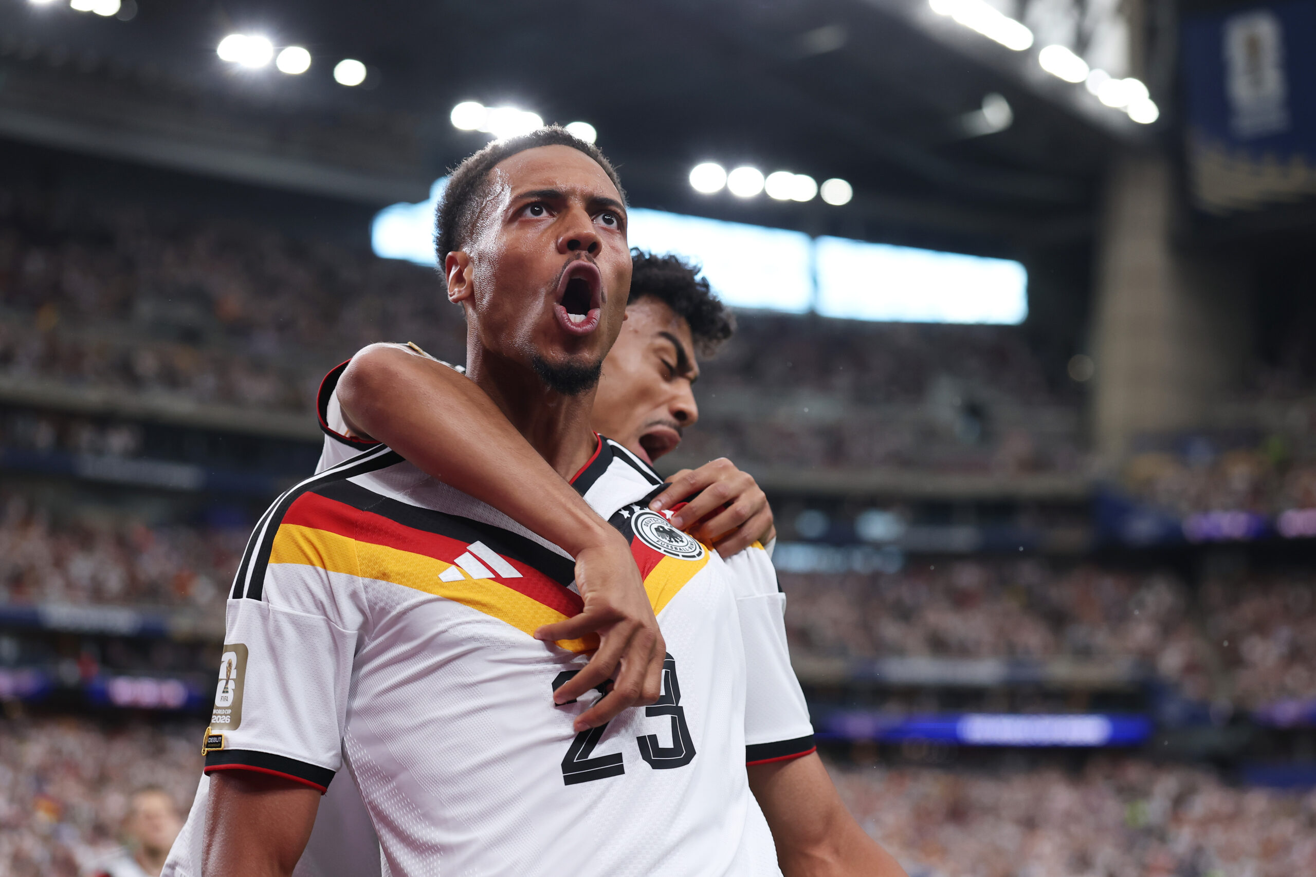 Felix Nmecha und Nathaniel Brown jubeln im Trikot vom DFB-Team bei der WM 2026.