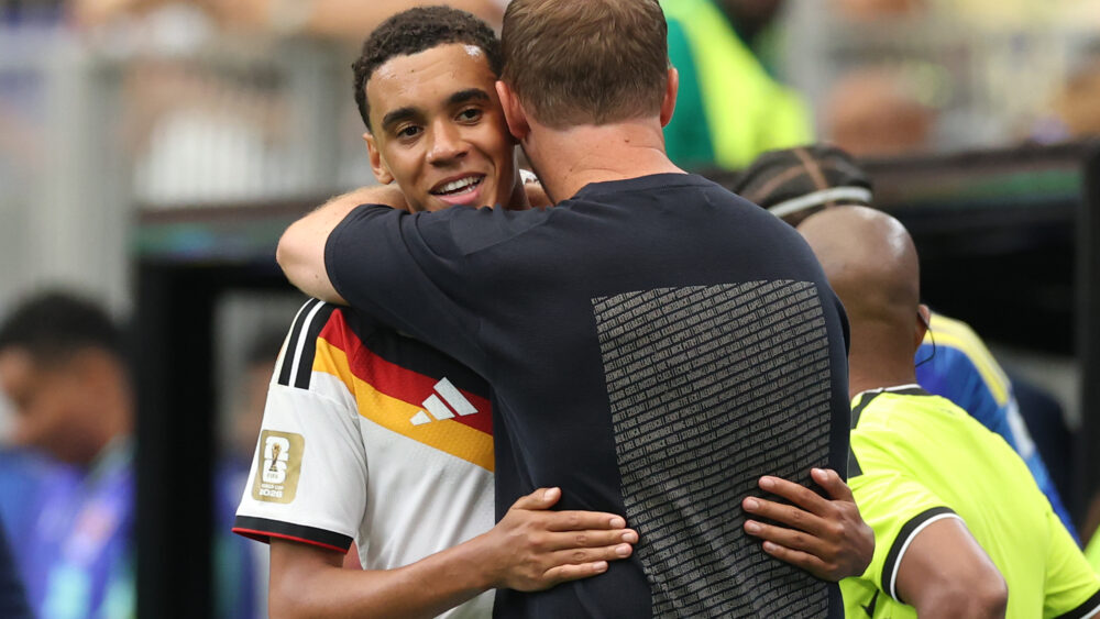 Jamal Musiala und Julian Nagelsmann (DFB-Team) umarmen sich bei der WM 2026