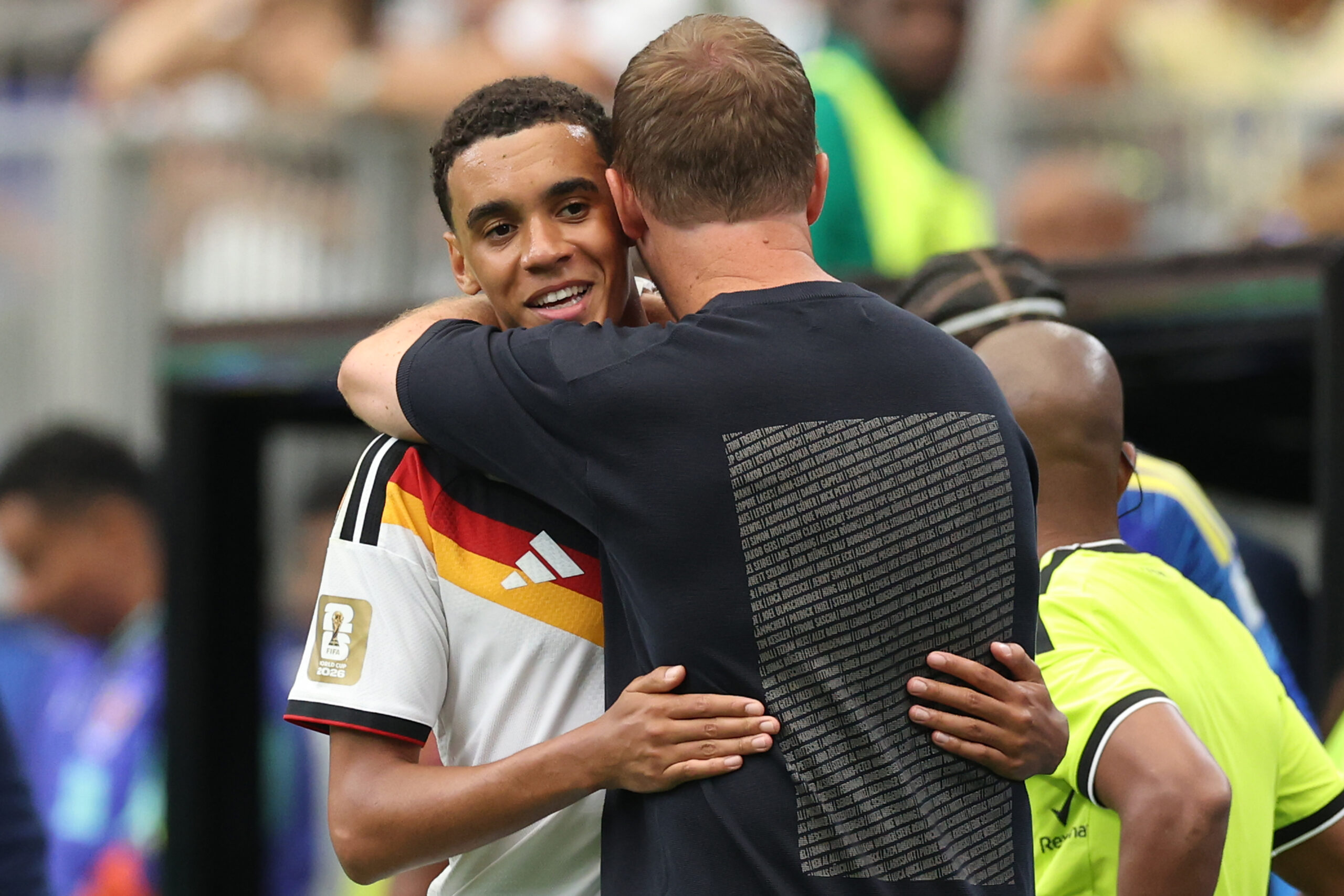 Jamal Musiala und Julian Nagelsmann (DFB-Team) umarmen sich bei der WM 2026