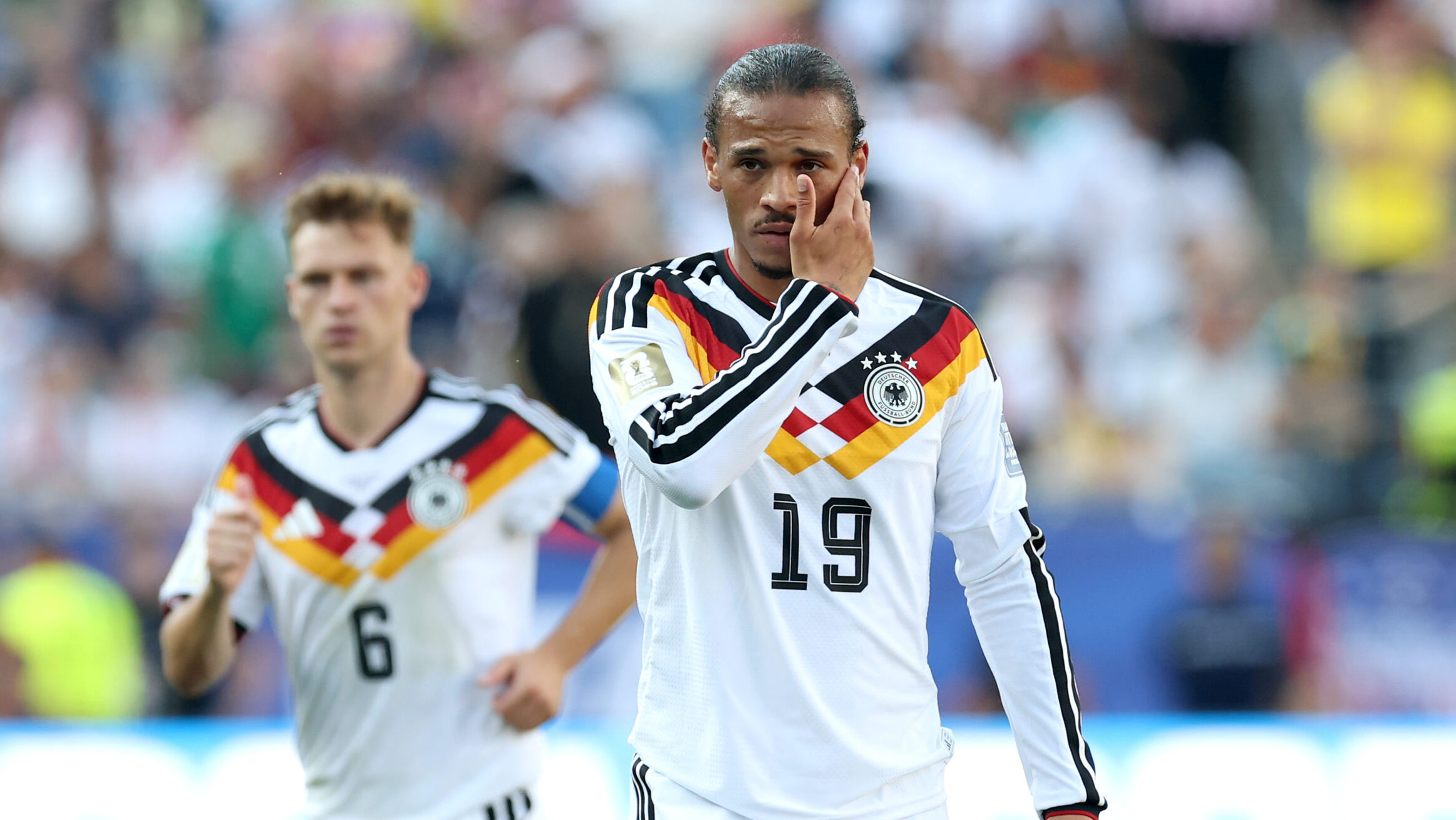 DFB-Team: Leroy Sané und Joshua Kimmich vom FC Bayern im Deutschland-Trikot.