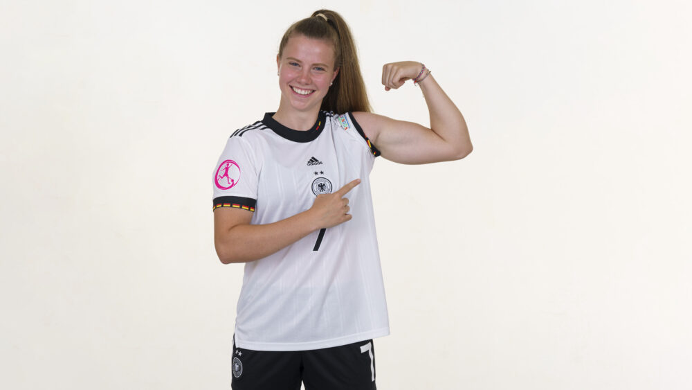 Sarah Mattner (FC Bayern) im Trikot der Nationalmannschaft. Sie zeigt ihren Bizeps.