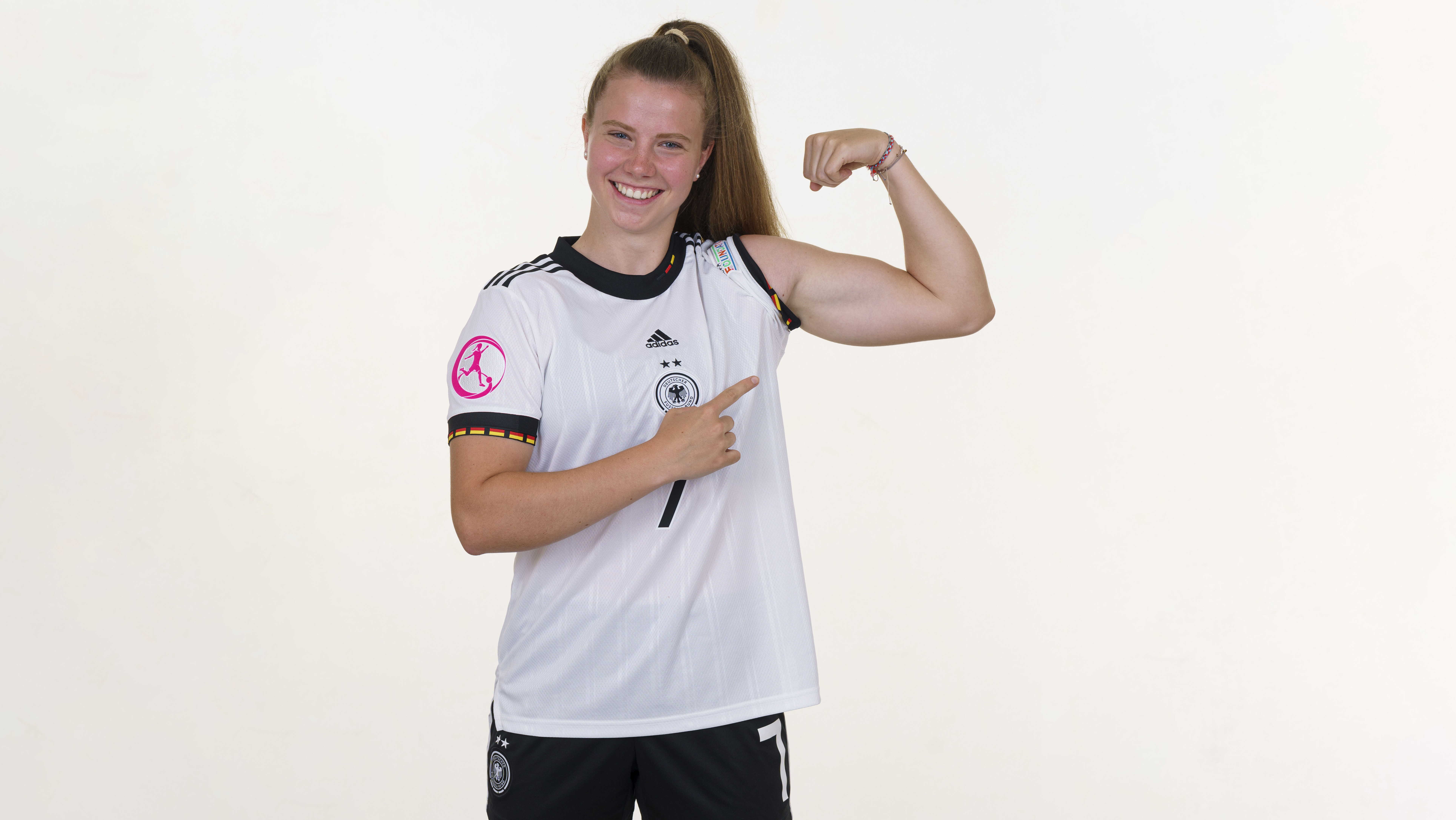 Sarah Mattner (FC Bayern) im Trikot der Nationalmannschaft. Sie zeigt ihren Bizeps.
