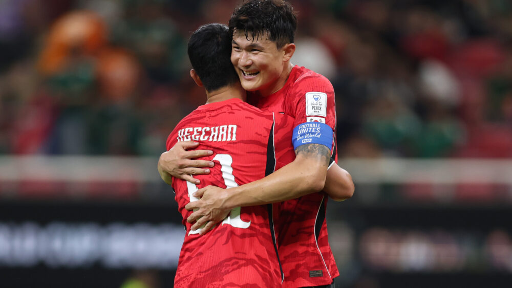 Min-jae Kim (FC Bayern) umarmt seinen Mitspieler von Südkorea