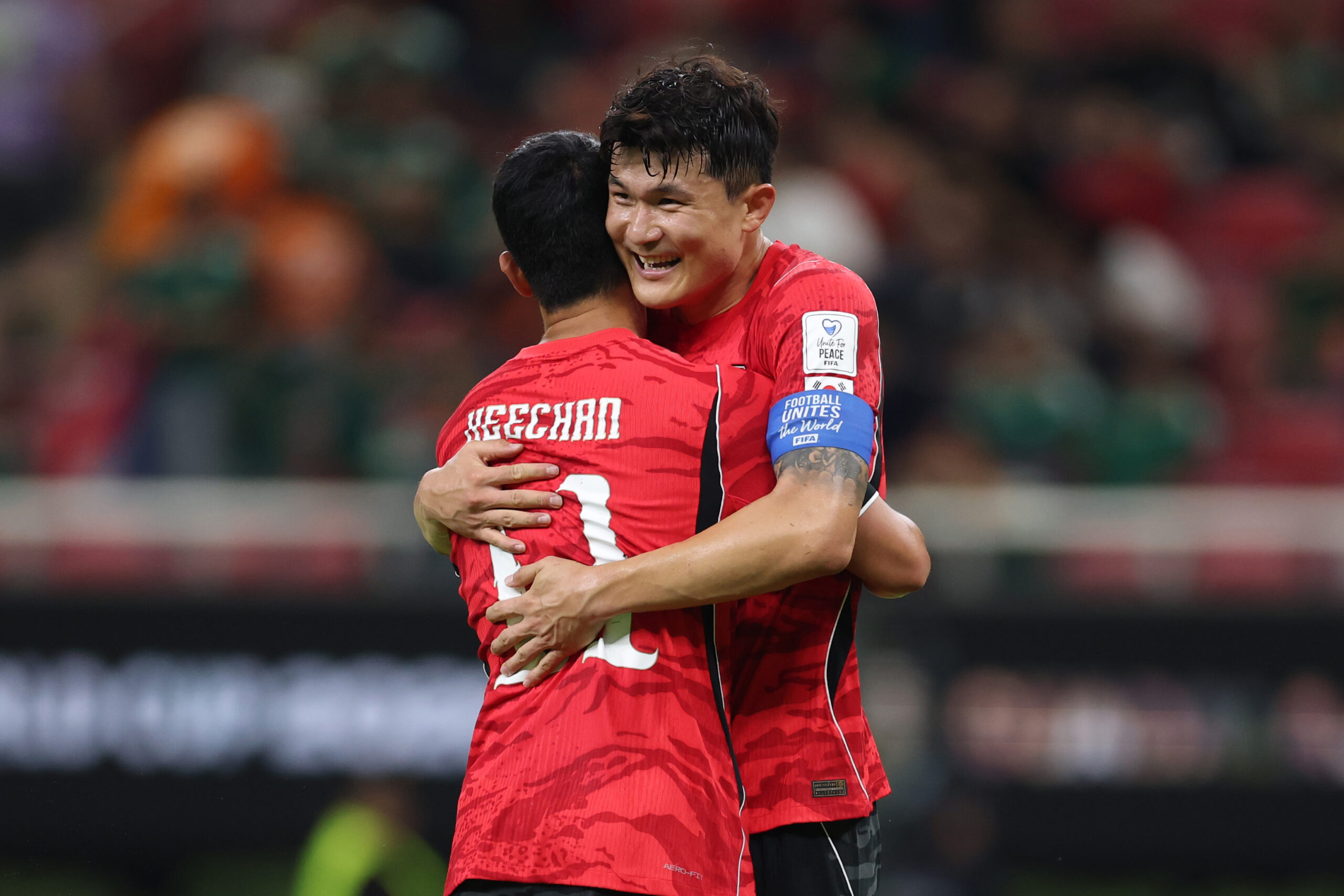 Min-jae Kim (FC Bayern) umarmt seinen Mitspieler von Südkorea