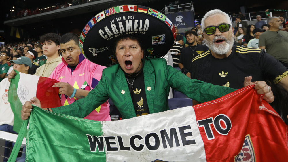 Mexiko-Fan bei der WM 2026 mit einer Fahne und Sombrero.