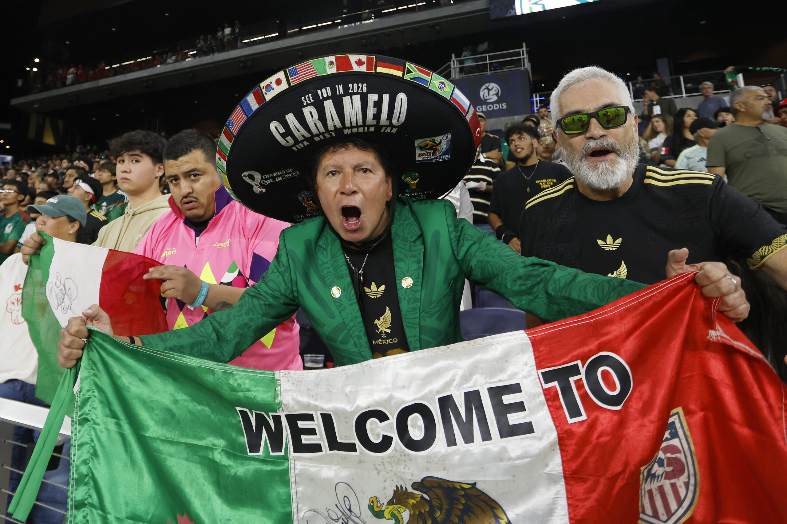 Mexiko-Fan bei der WM 2026 mit einer Fahne und Sombrero.