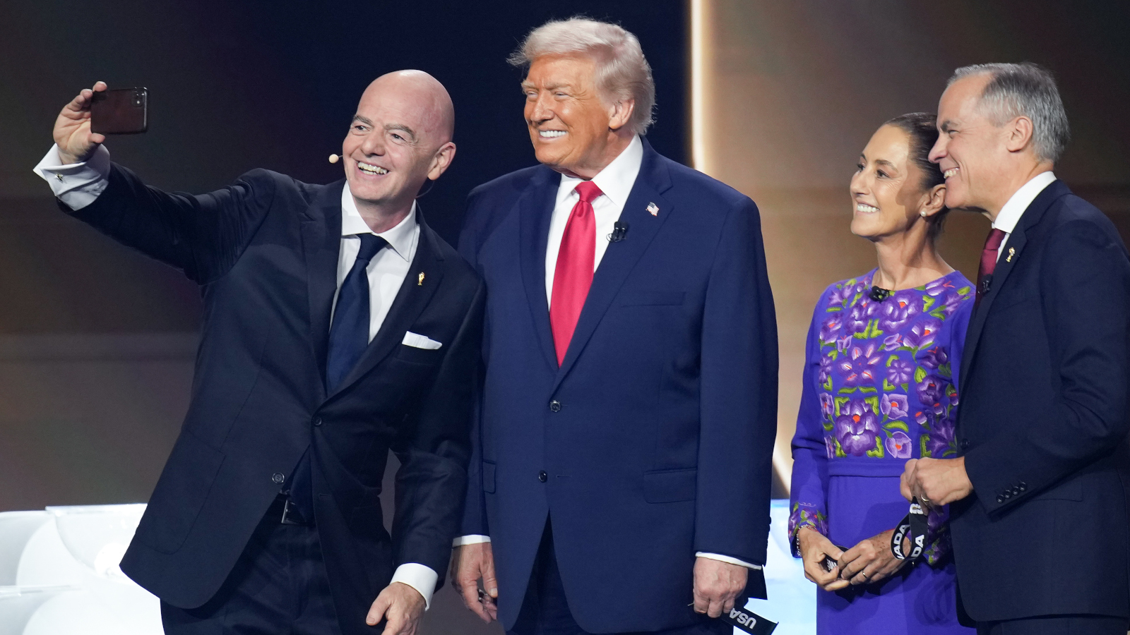 Infantino (FIFA) und Donald Trump (USA) machen ein Selfie
