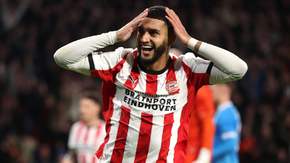 Ismael Saibari jubelt für die PSV Eindhoven. Er fässt sich mit beiden Händen an den Kopf und strahlt. Der FC Bayern soll an ihm interessiert sein.