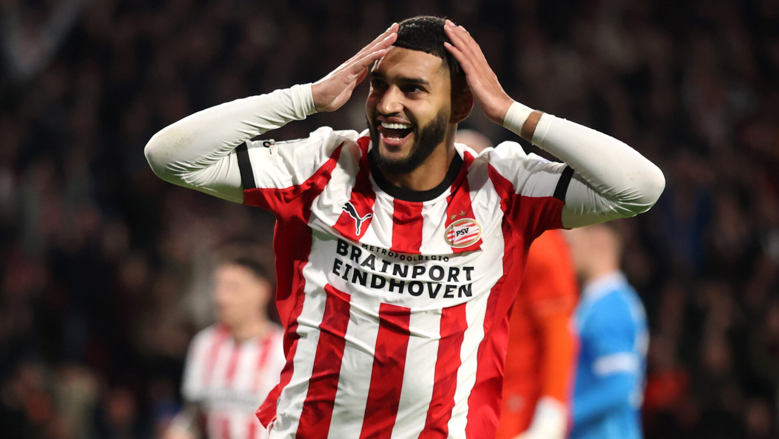 Ismael Saibari jubelt für die PSV Eindhoven. Er fässt sich mit beiden Händen an den Kopf und strahlt. Der FC Bayern soll an ihm interessiert sein.