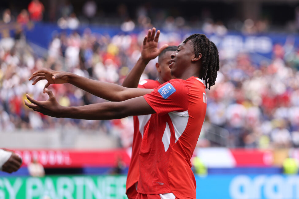 Johan Manzambi (Schweiz) jubelt mit ausgestreckten Armen bei der WM 2026.