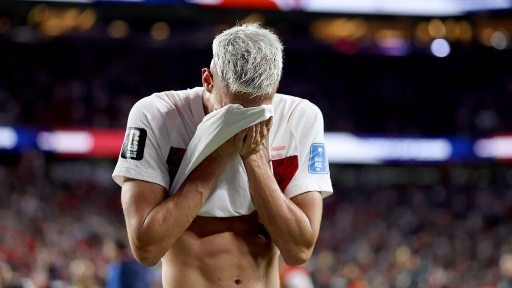 Die Türkei scheidet bei der WM 2026 aus. Hier ist ein weinender Mert Mulur zu sehen, der sich das Trikot vor das Gesicht hält.