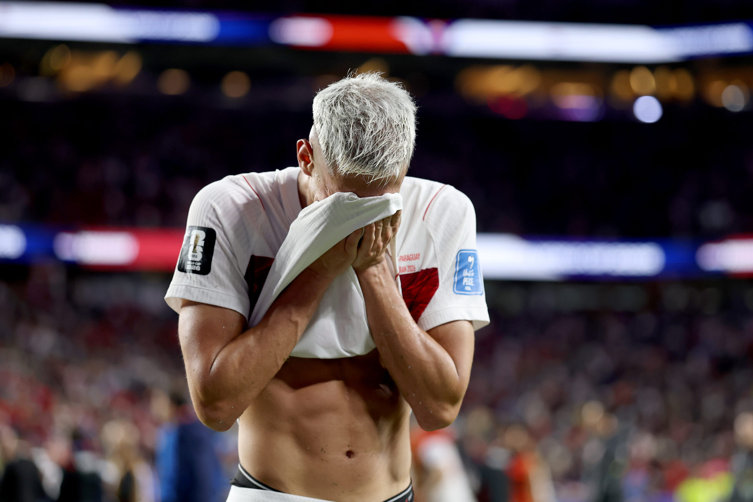 Die Türkei scheidet bei der WM 2026 aus. Hier ist ein weinender Mert Mulur zu sehen, der sich das Trikot vor das Gesicht hält.