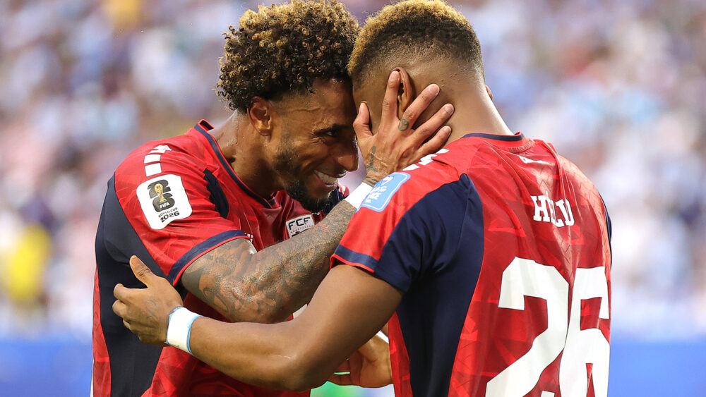 Kap Verde jubelt bei der WM 2026 über ein Tor. Zwei Spieler liegen sich in den Armen.