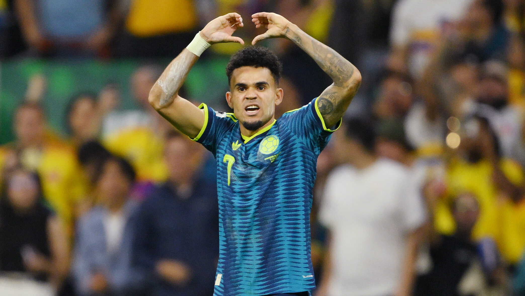 Luis Díaz (FC Bayern) jubelt für Kolumbien. Er hält ein Herz in die Luft.