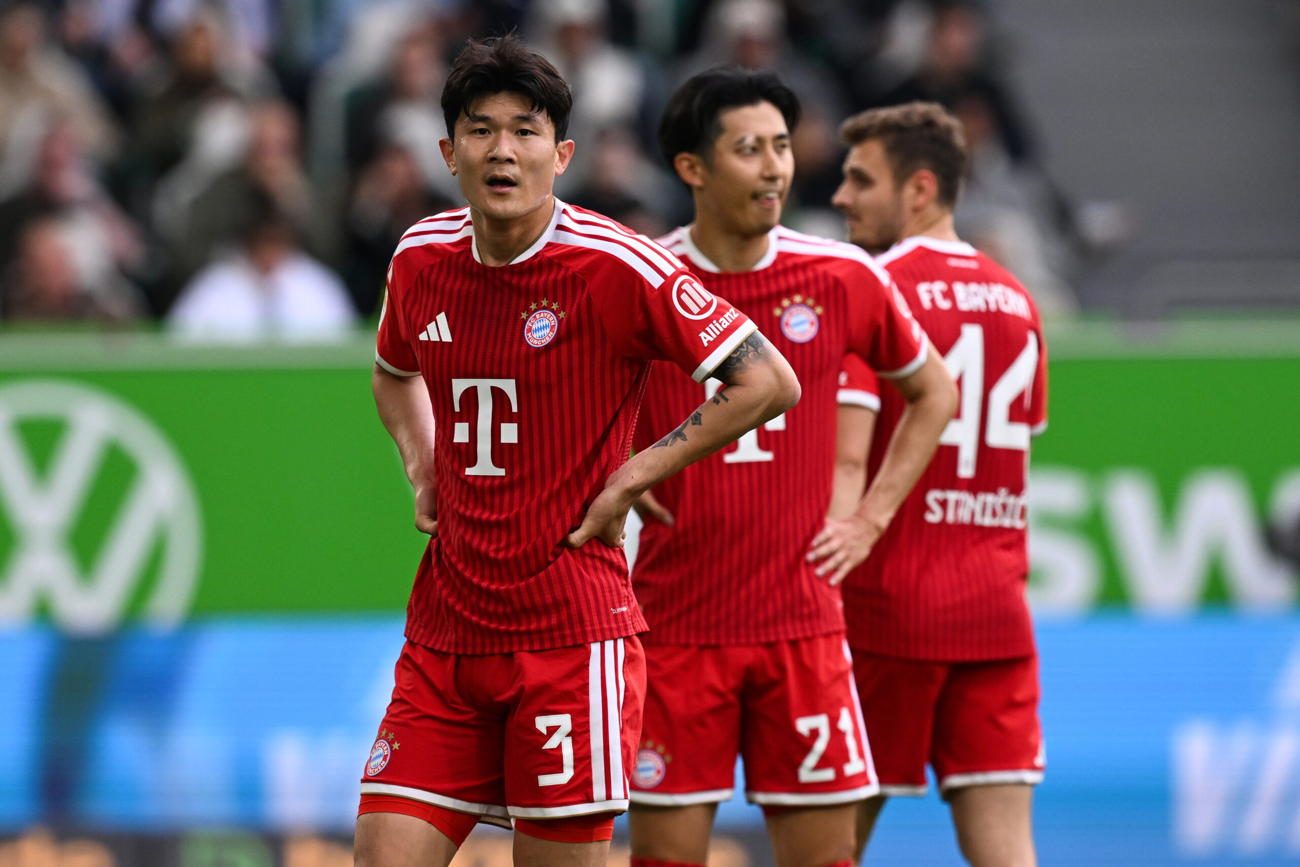 Min-jae Kim und Hiroki Ito im Trikot des FC Bayern.