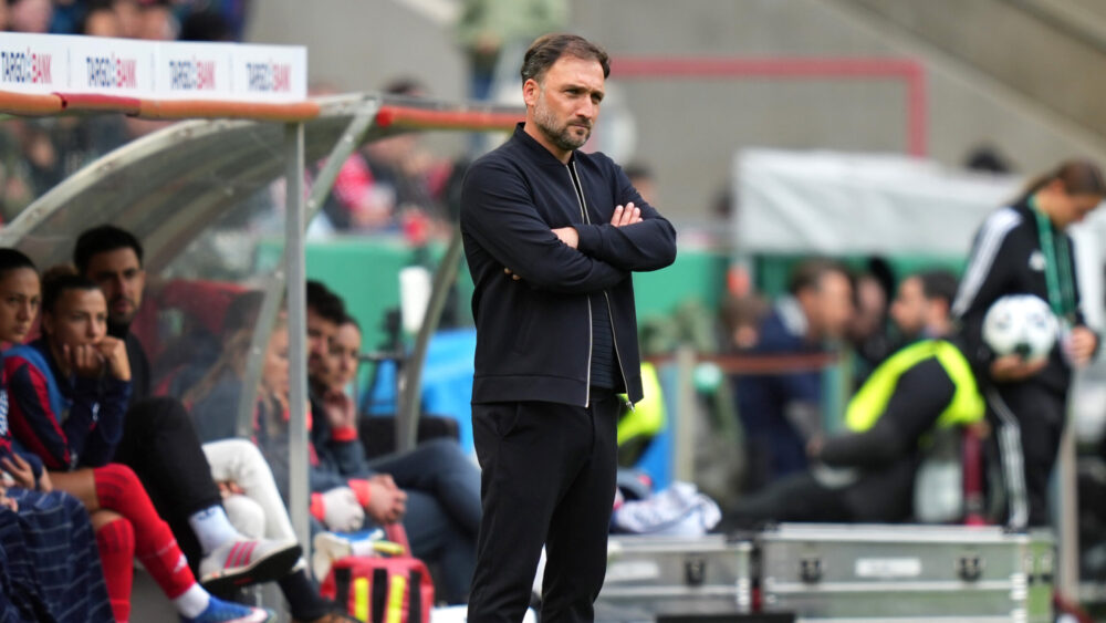 José Barcala (FC Bayern Frauen) an der Seitenlinie.